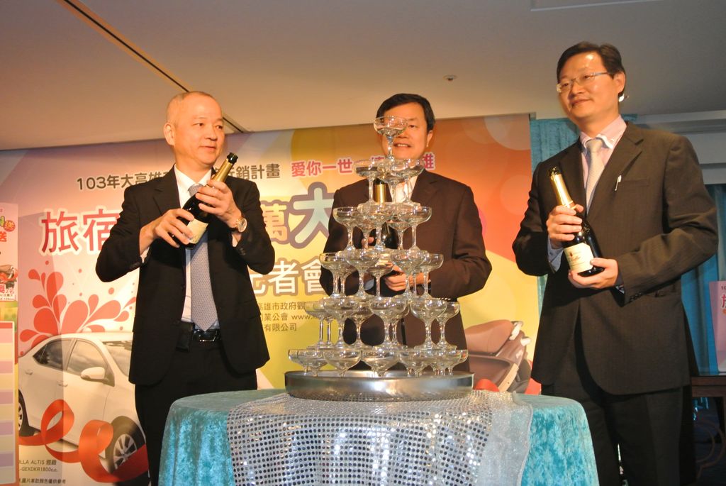 許局長傳盛、劉理事長坤福、李律師茂增倒香檳